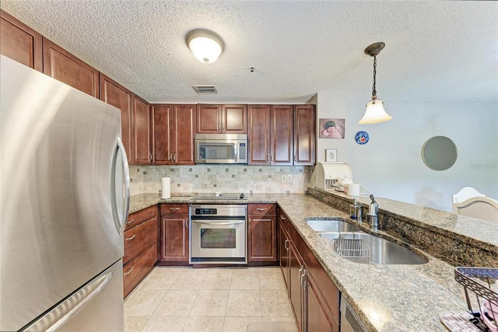 合同活跃: $219,000 (3 贝兹, 2 浴室, 1260 平方英尺)