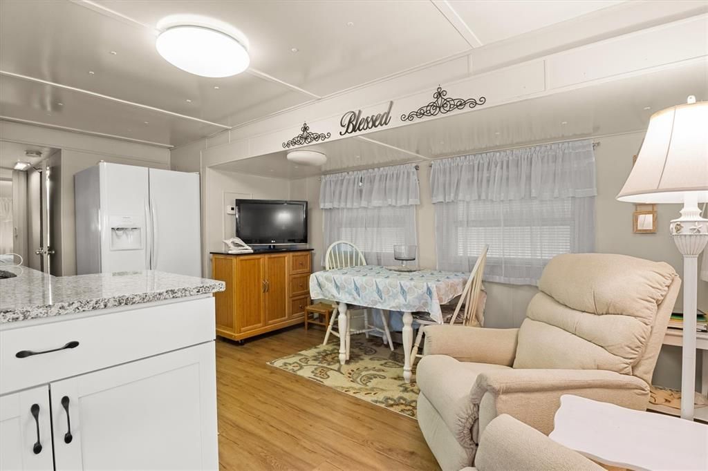 待售: $82,500 (2 贝兹, 2 浴室, 700 平方英尺)