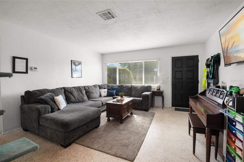 For Sale: $365,000 (3 beds, 1 baths, 1332 Square Feet)