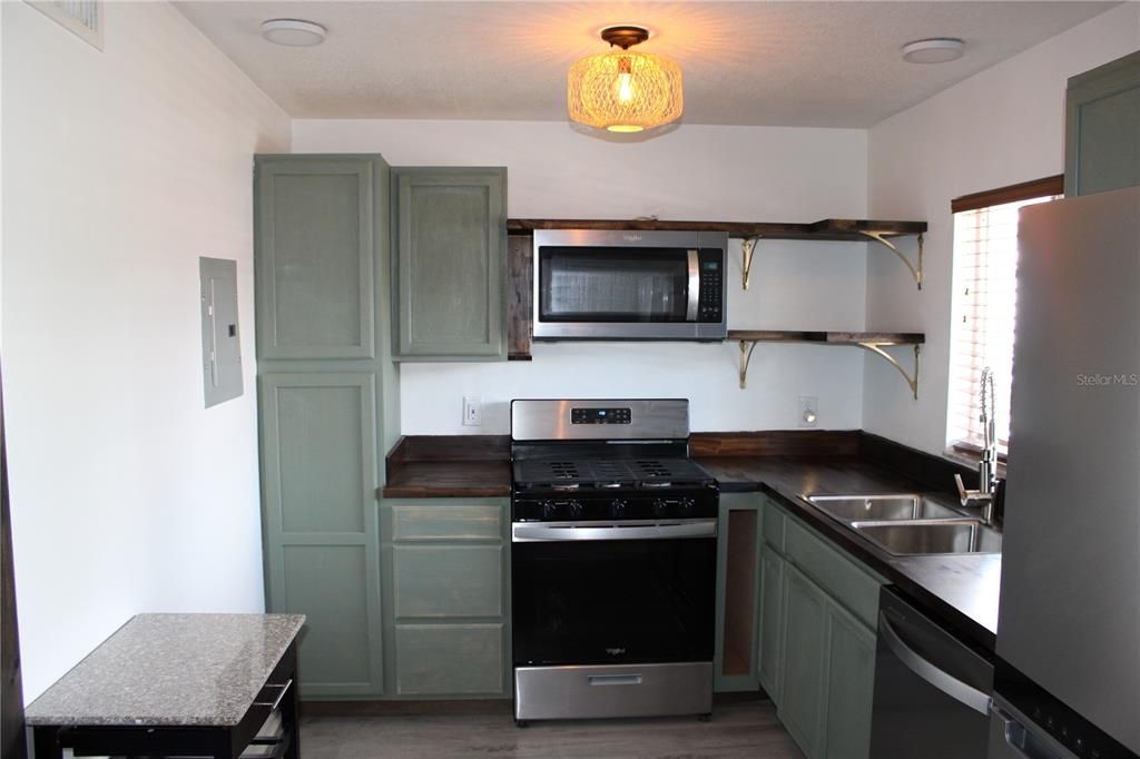 В аренду: $1,850 (2 спален, 1 ванн, 826 Квадратных фут)