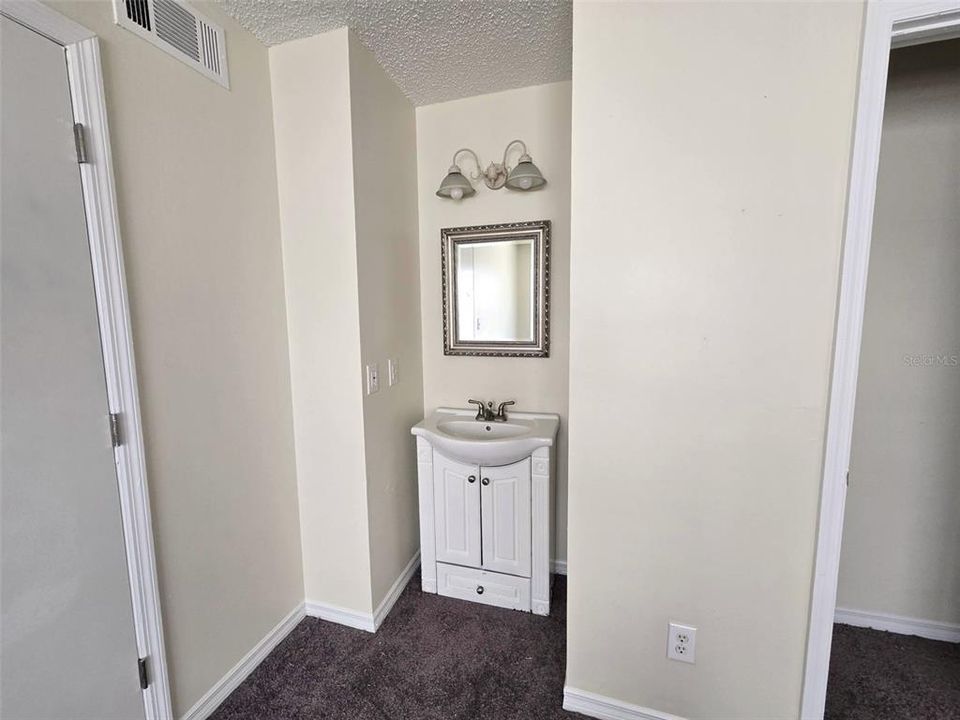 待售: $125,000 (2 贝兹, 1 浴室, 896 平方英尺)