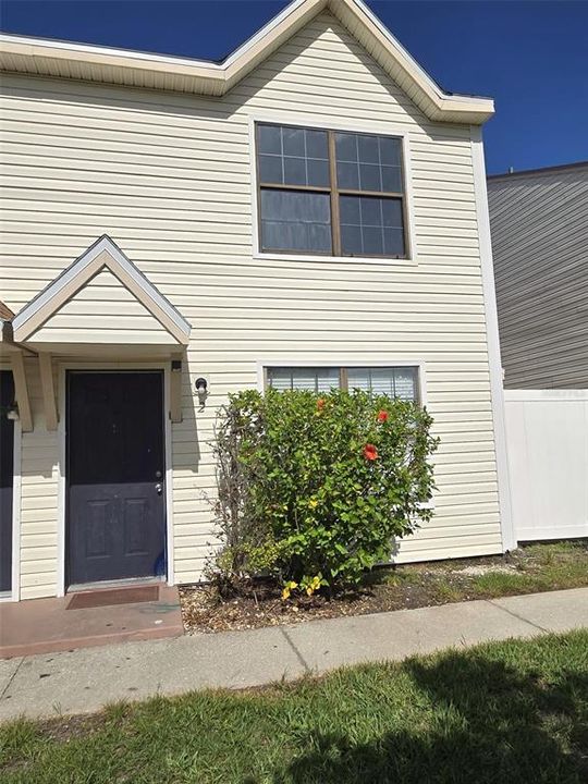 待售: $125,000 (2 贝兹, 1 浴室, 896 平方英尺)