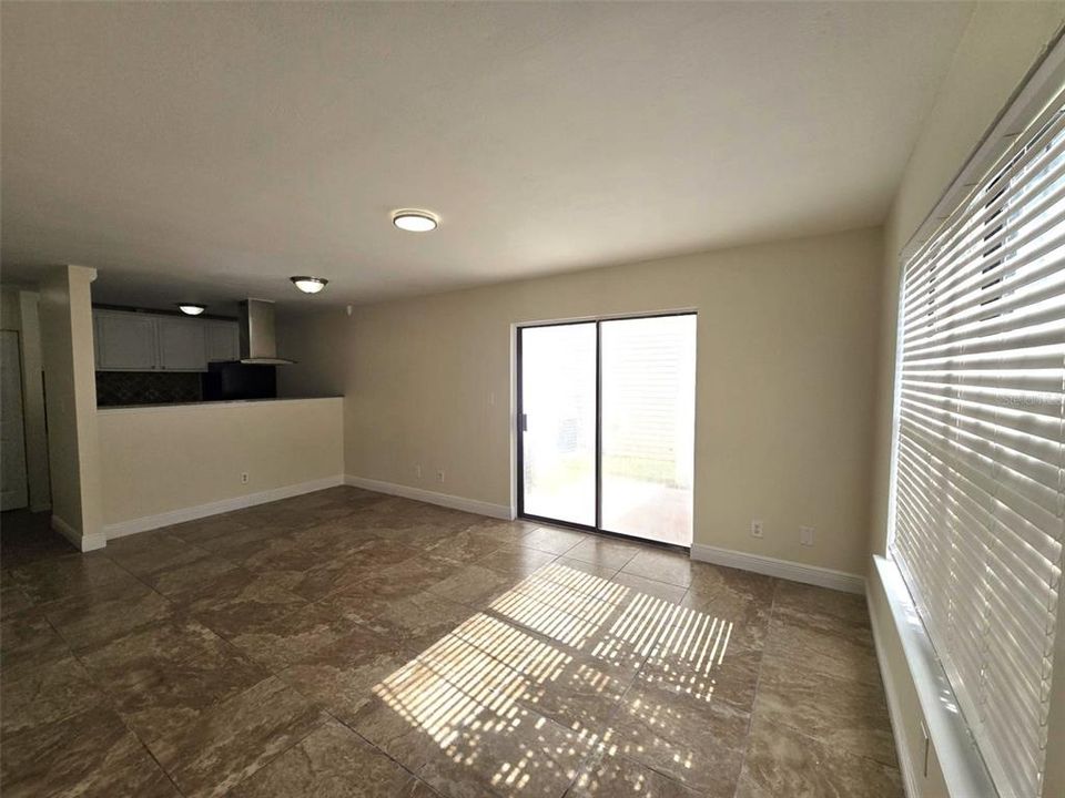 待售: $125,000 (2 贝兹, 1 浴室, 896 平方英尺)