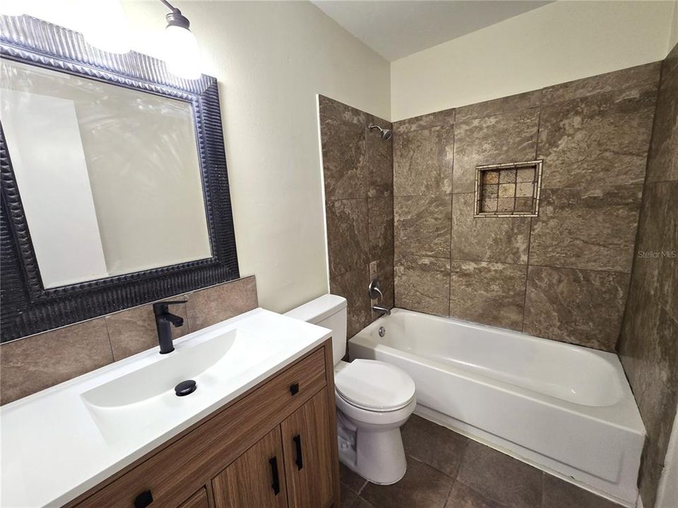 待售: $125,000 (2 贝兹, 1 浴室, 896 平方英尺)