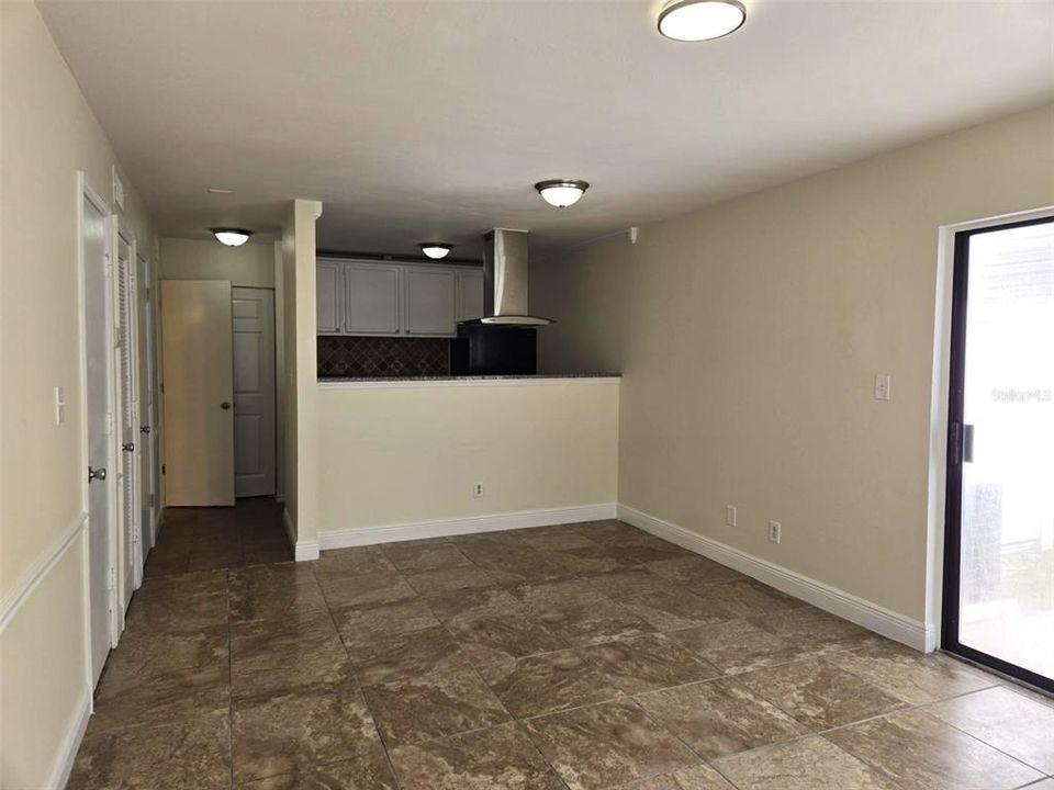 待售: $125,000 (2 贝兹, 1 浴室, 896 平方英尺)