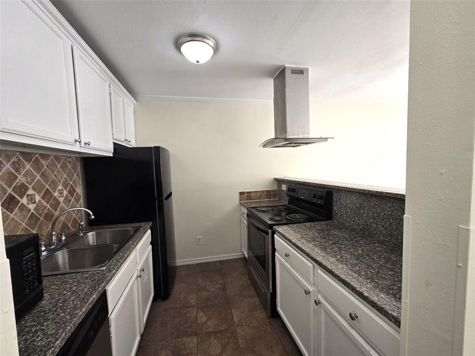 待售: $125,000 (2 贝兹, 1 浴室, 896 平方英尺)