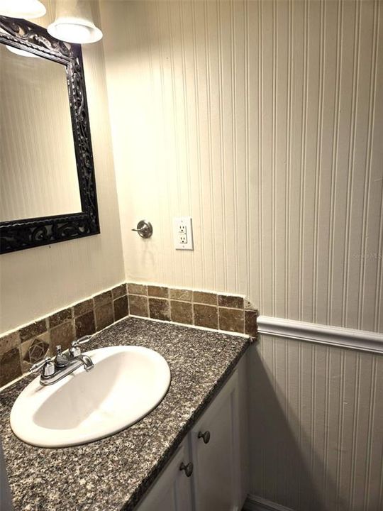 待售: $125,000 (2 贝兹, 1 浴室, 896 平方英尺)