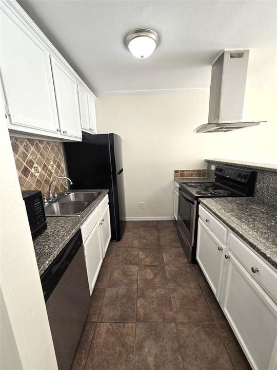 待售: $125,000 (2 贝兹, 1 浴室, 896 平方英尺)