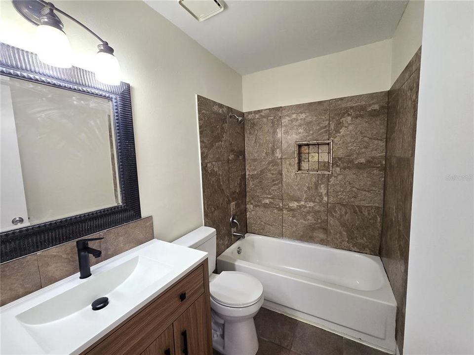 待售: $125,000 (2 贝兹, 1 浴室, 896 平方英尺)