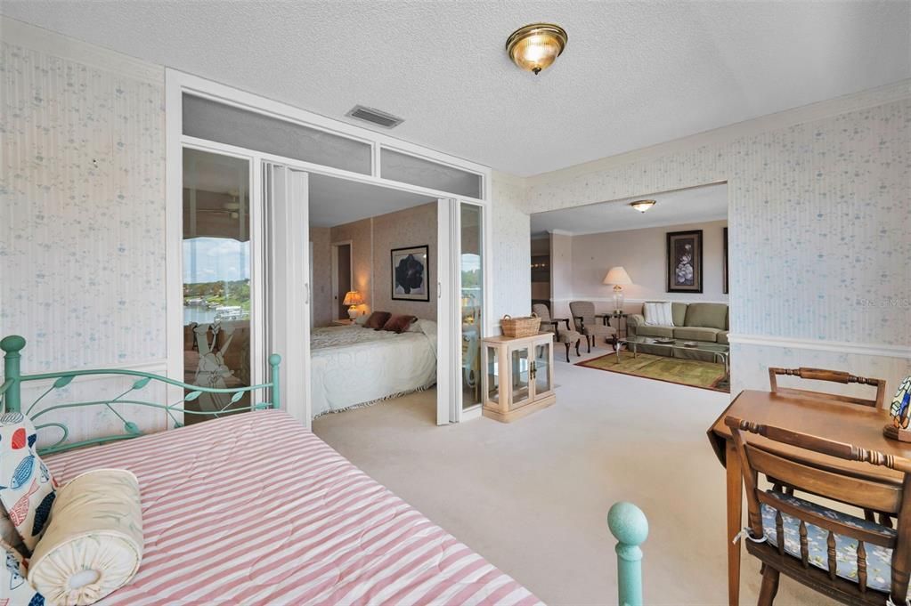 На продажу: $299,900 (1 спален, 2 ванн, 1050 Квадратных фут)