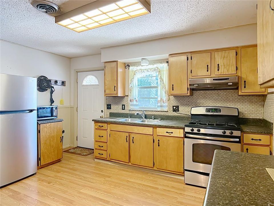 待售: $529,900 (4 贝兹, 2 浴室, 1400 平方英尺)