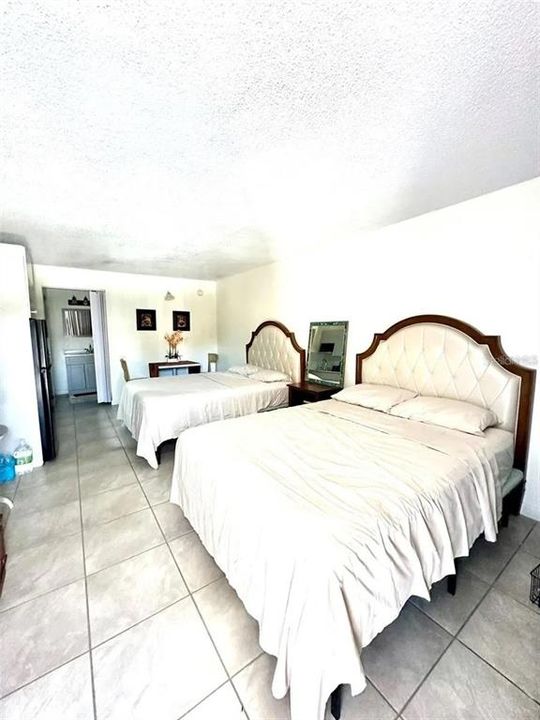 出租: $880 (1 贝兹, 1 浴室, 300 平方英尺)