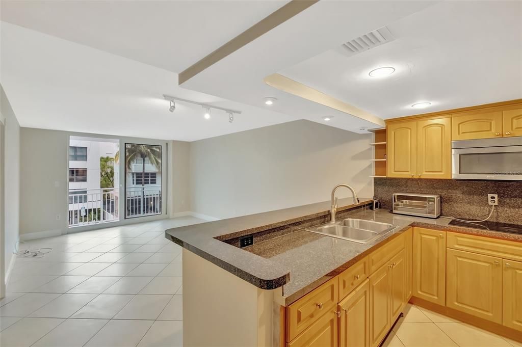 For Sale: $419,550 (1 beds, 1 baths, 662 Square Feet)