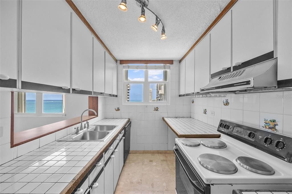 Под контрактом: $895,000 (3 спален, 2 ванн, 1208 Квадратных фут)