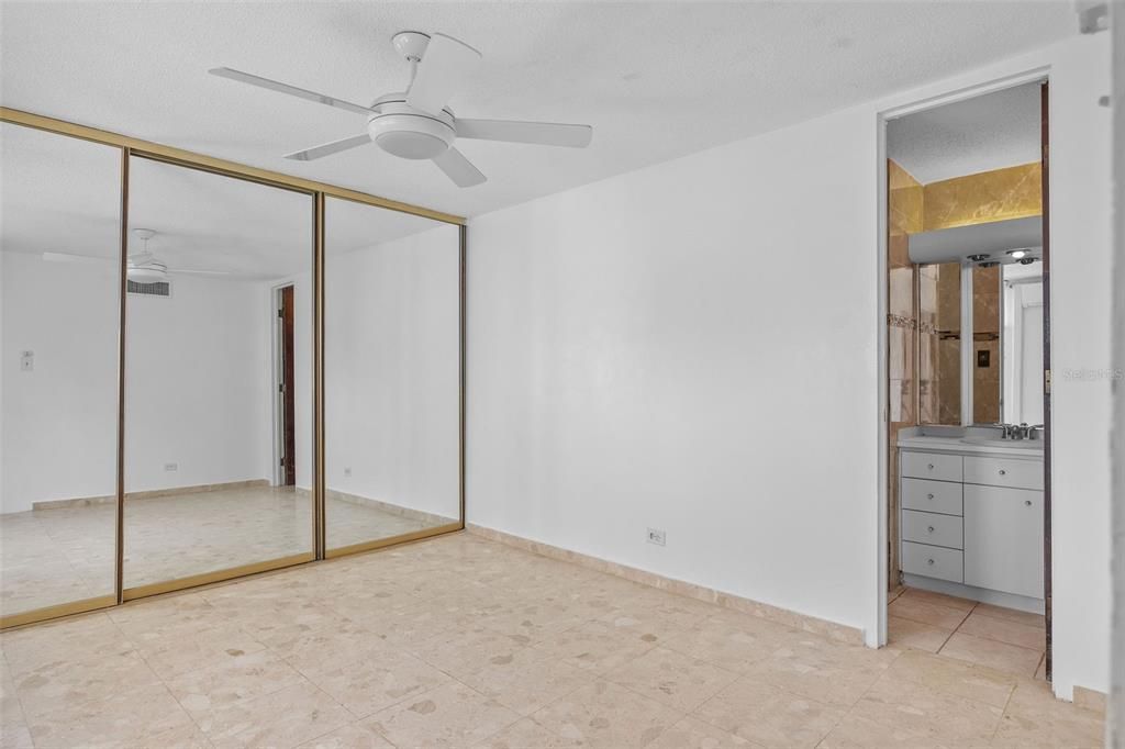 Под контрактом: $895,000 (3 спален, 2 ванн, 1208 Квадратных фут)