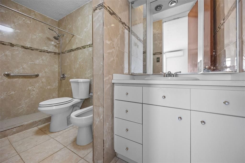 Под контрактом: $895,000 (3 спален, 2 ванн, 1208 Квадратных фут)