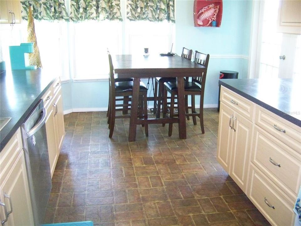 Под контрактом: $174,500 (2 спален, 2 ванн, 1340 Квадратных фут)