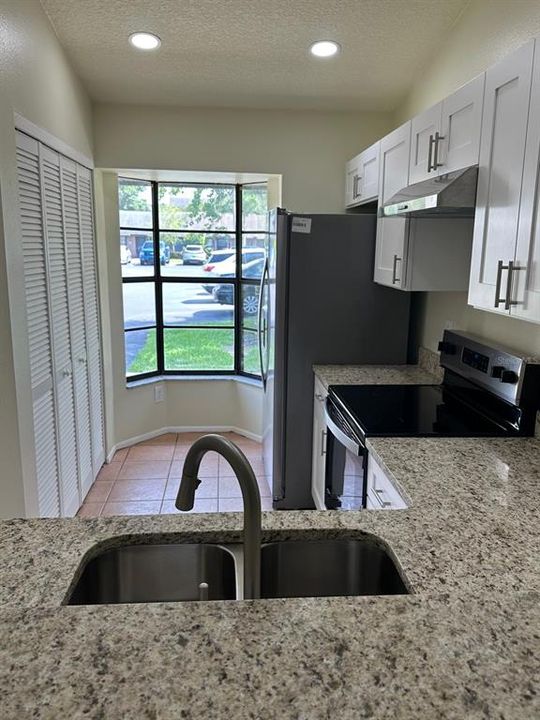 合同活跃: $194,990 (1 贝兹, 1 浴室, 709 平方英尺)