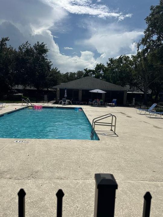 合同活跃: $194,990 (1 贝兹, 1 浴室, 709 平方英尺)