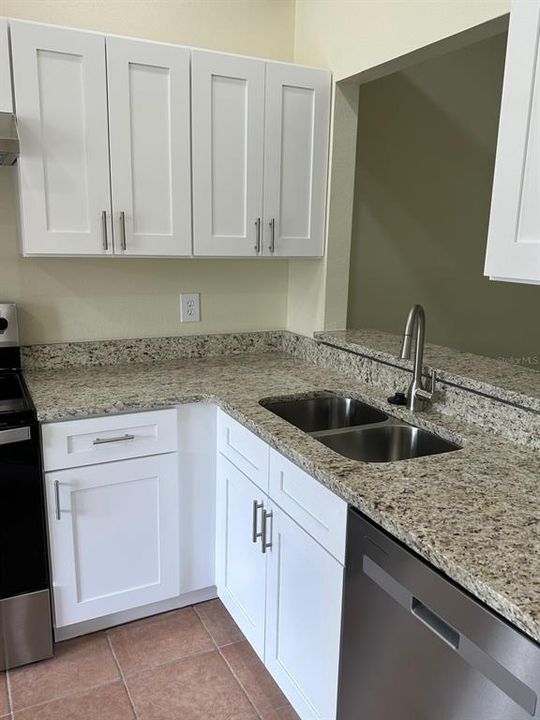 合同活跃: $194,990 (1 贝兹, 1 浴室, 709 平方英尺)