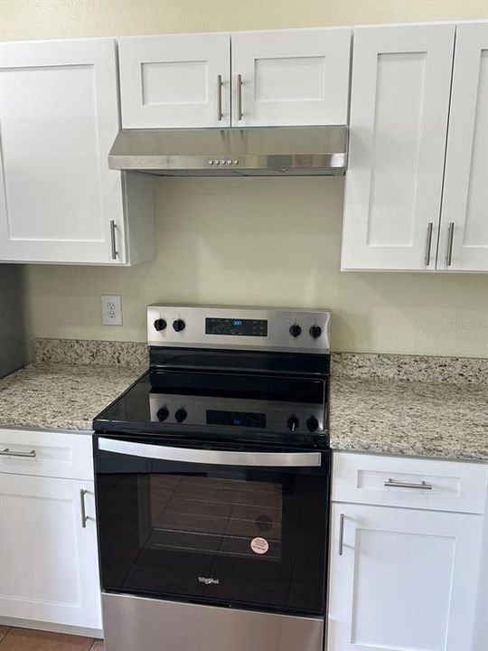 合同活跃: $194,990 (1 贝兹, 1 浴室, 709 平方英尺)