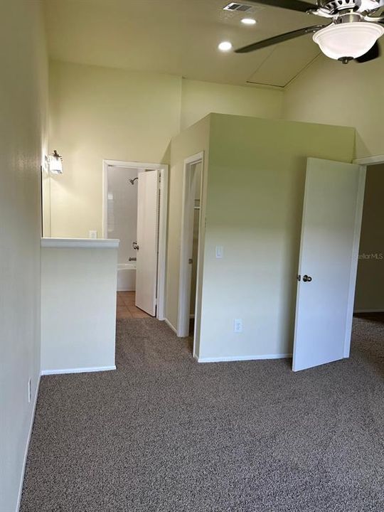 合同活跃: $194,990 (1 贝兹, 1 浴室, 709 平方英尺)