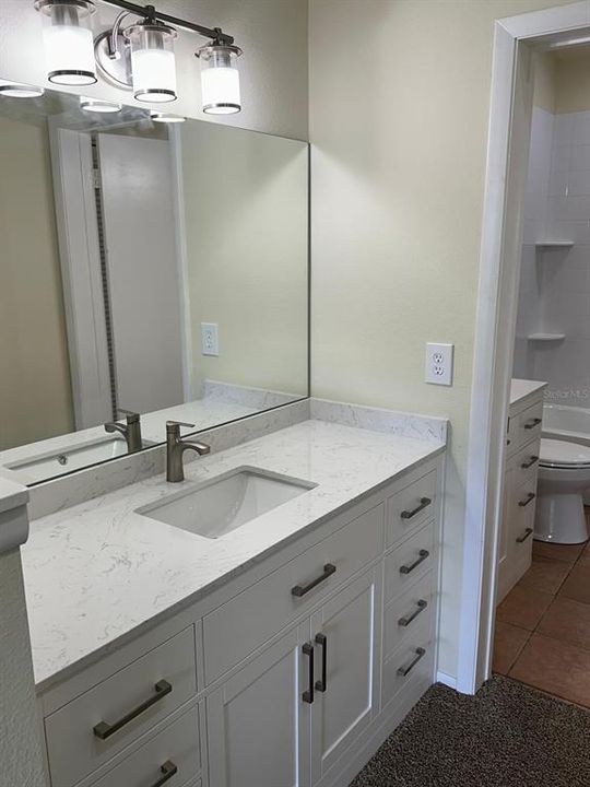 合同活跃: $194,990 (1 贝兹, 1 浴室, 709 平方英尺)