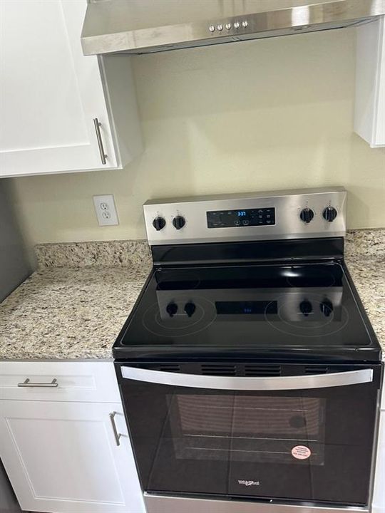 合同活跃: $194,990 (1 贝兹, 1 浴室, 709 平方英尺)