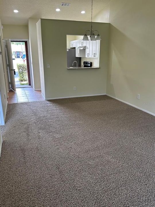 合同活跃: $194,990 (1 贝兹, 1 浴室, 709 平方英尺)