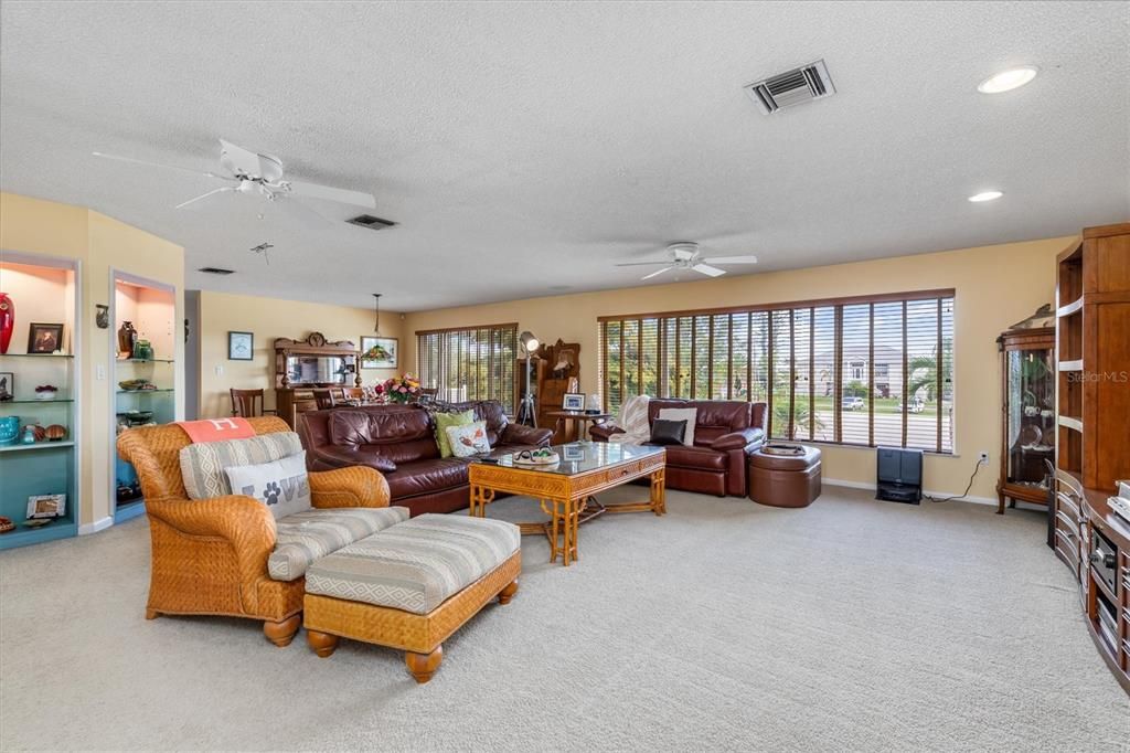 Expansive living room approx 20x22