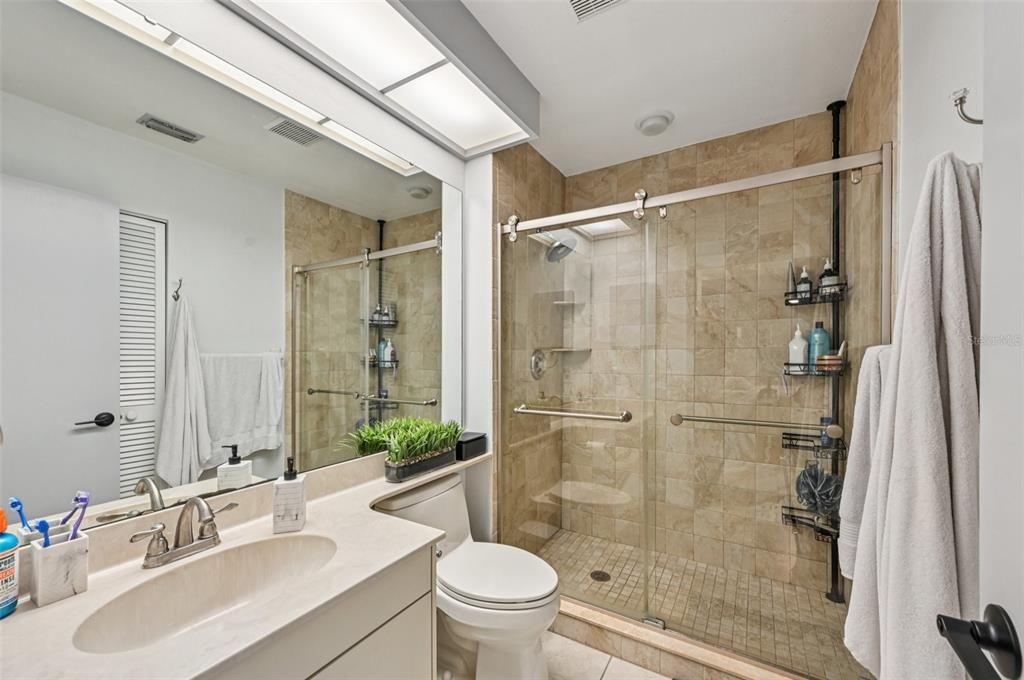 合同活跃: $257,980 (2 贝兹, 2 浴室, 1073 平方英尺)