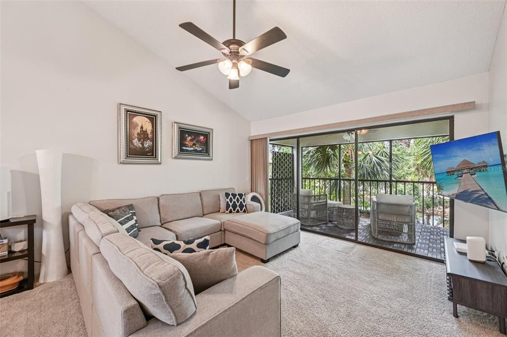 合同活跃: $257,980 (2 贝兹, 2 浴室, 1073 平方英尺)