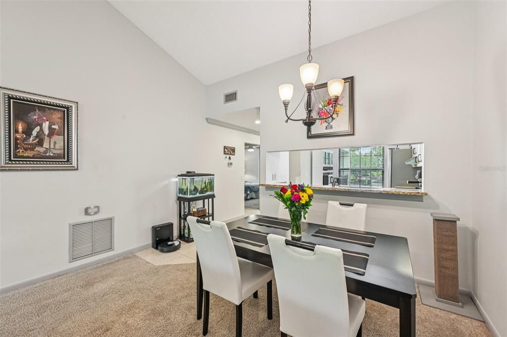 合同活跃: $257,980 (2 贝兹, 2 浴室, 1073 平方英尺)