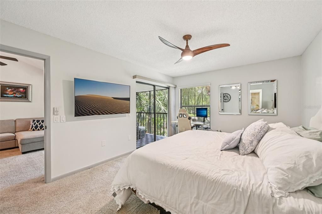 合同活跃: $257,980 (2 贝兹, 2 浴室, 1073 平方英尺)