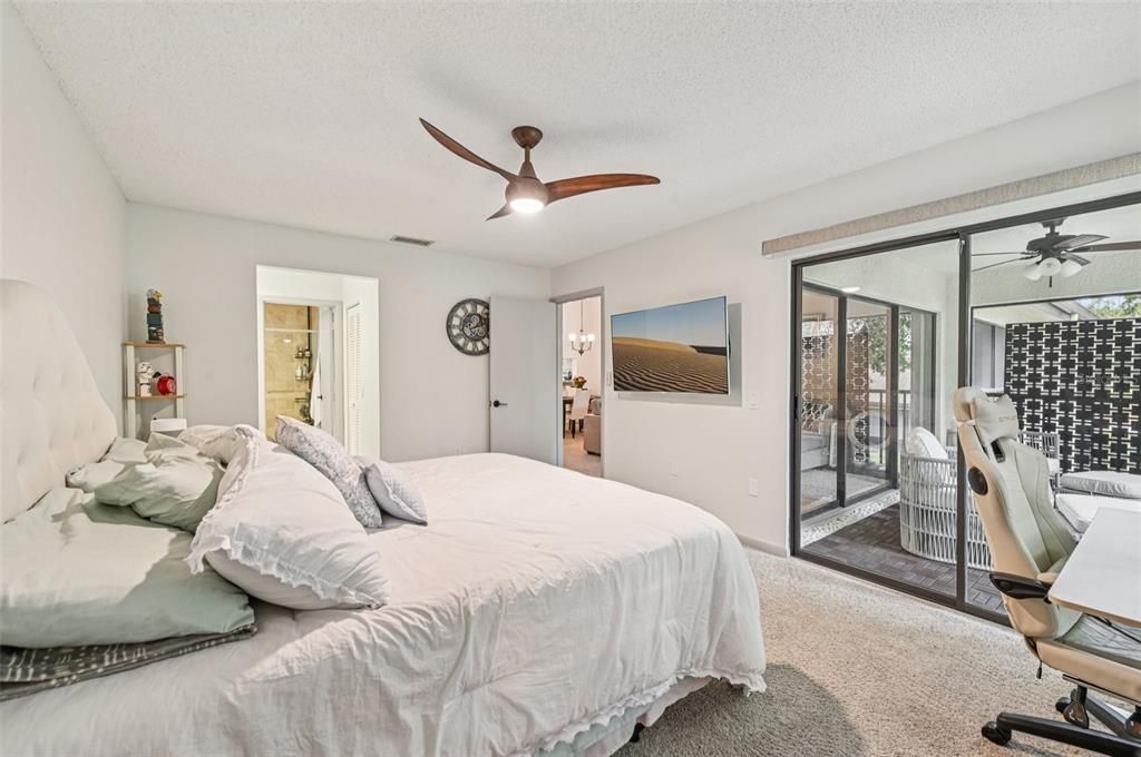 合同活跃: $257,980 (2 贝兹, 2 浴室, 1073 平方英尺)