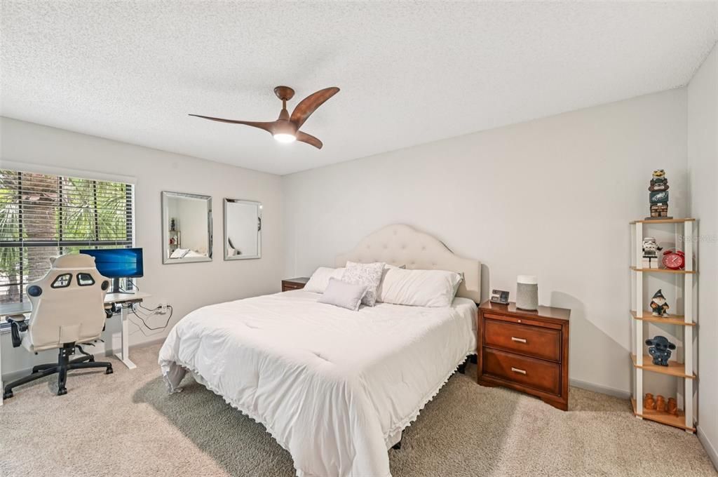 合同活跃: $257,980 (2 贝兹, 2 浴室, 1073 平方英尺)