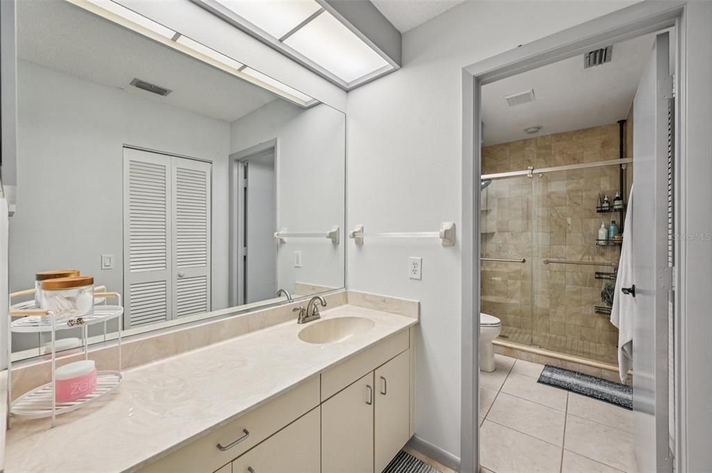 合同活跃: $257,980 (2 贝兹, 2 浴室, 1073 平方英尺)