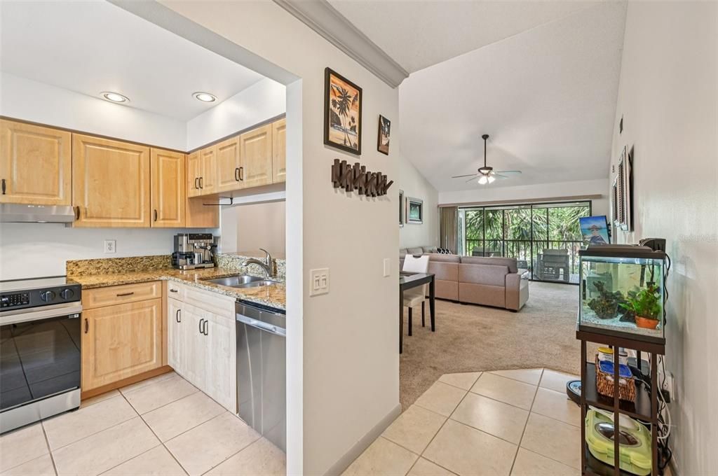 合同活跃: $257,980 (2 贝兹, 2 浴室, 1073 平方英尺)