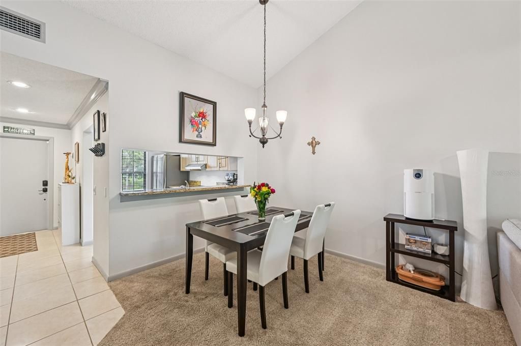 合同活跃: $257,980 (2 贝兹, 2 浴室, 1073 平方英尺)