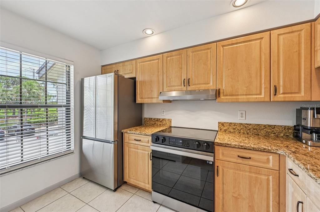 合同活跃: $257,980 (2 贝兹, 2 浴室, 1073 平方英尺)