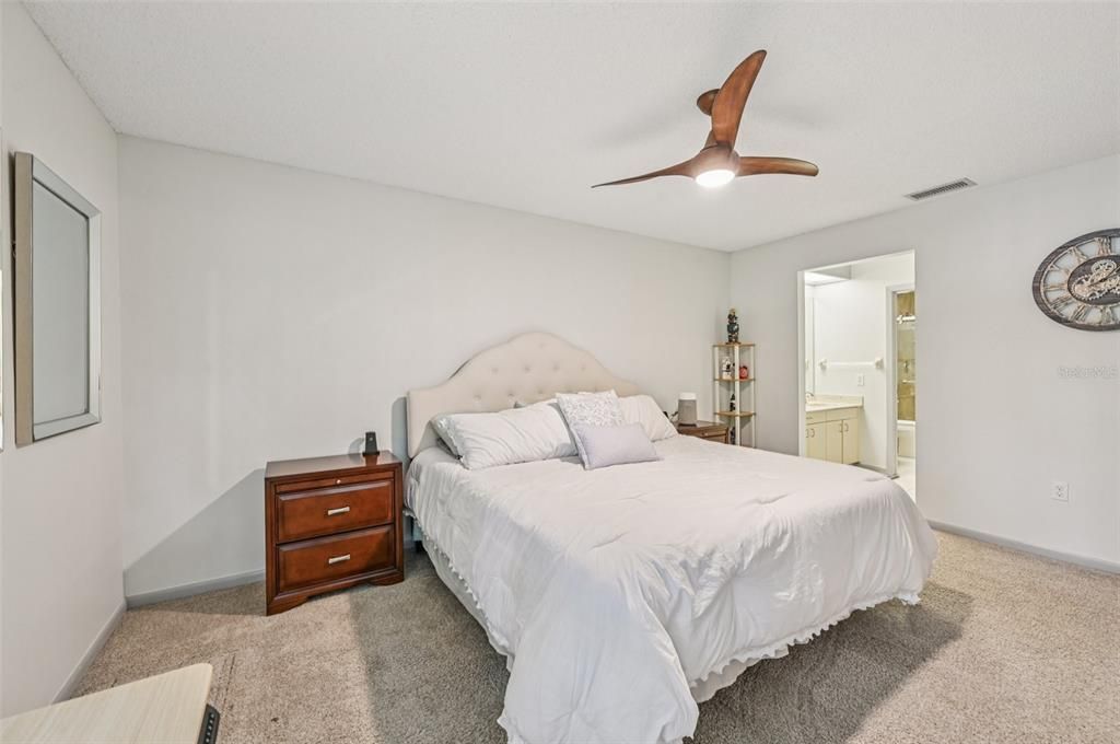 合同活跃: $257,980 (2 贝兹, 2 浴室, 1073 平方英尺)