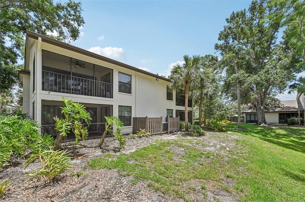 合同活跃: $257,980 (2 贝兹, 2 浴室, 1073 平方英尺)