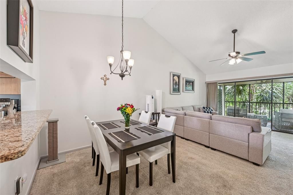 合同活跃: $257,980 (2 贝兹, 2 浴室, 1073 平方英尺)