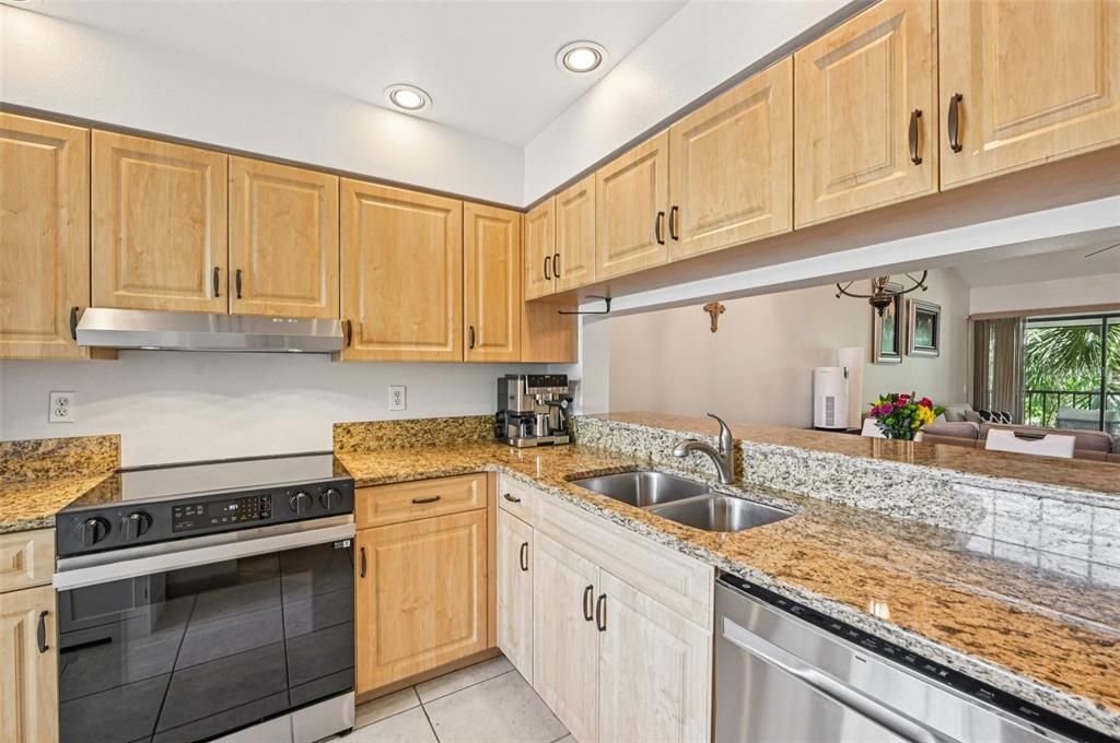 合同活跃: $257,980 (2 贝兹, 2 浴室, 1073 平方英尺)