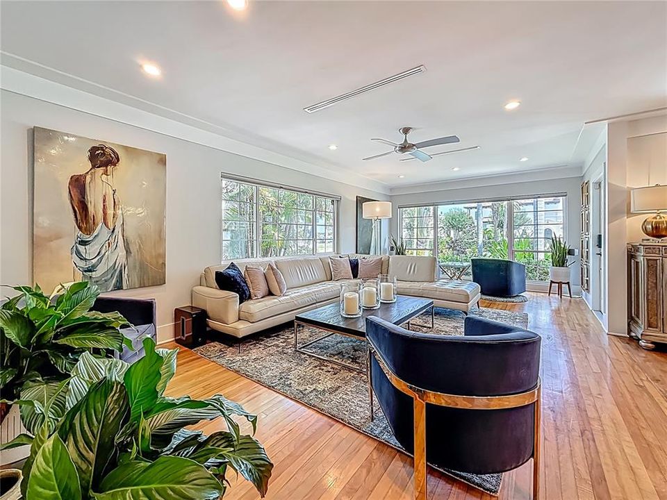 Под контрактом: $1,679,000 (3 спален, 3 ванн, 2550 Квадратных фут)