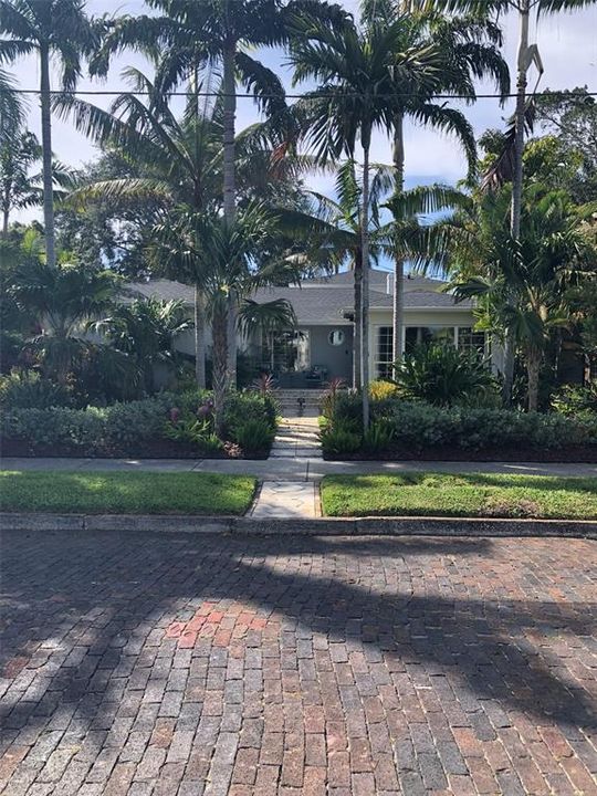 Под контрактом: $1,679,000 (3 спален, 3 ванн, 2550 Квадратных фут)