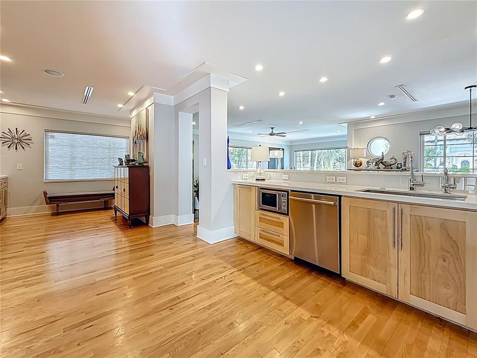 Под контрактом: $1,679,000 (3 спален, 3 ванн, 2550 Квадратных фут)