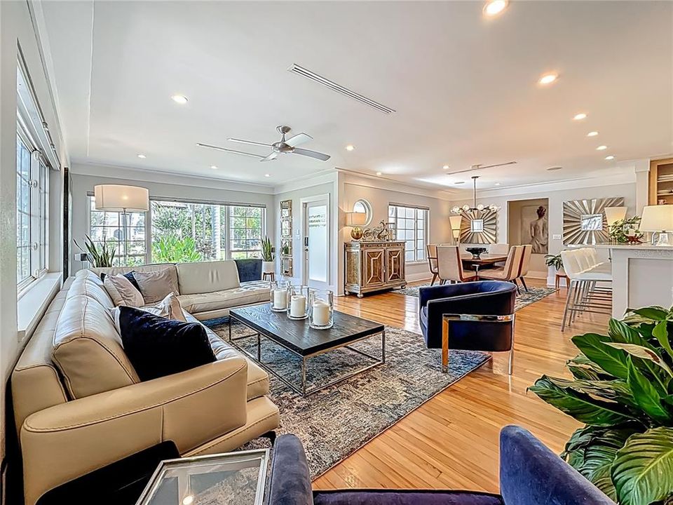 Под контрактом: $1,679,000 (3 спален, 3 ванн, 2550 Квадратных фут)