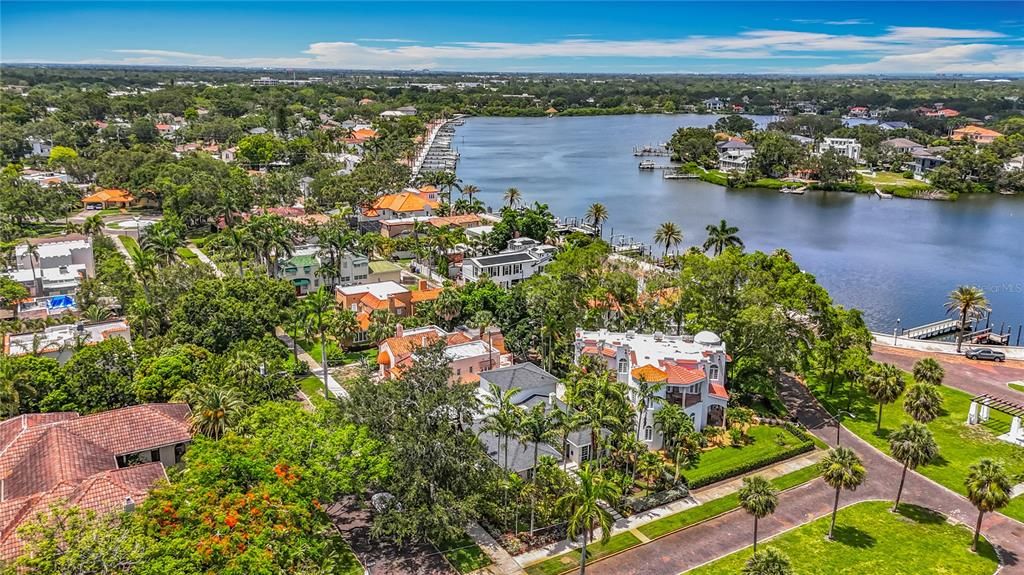 Под контрактом: $1,679,000 (3 спален, 3 ванн, 2550 Квадратных фут)