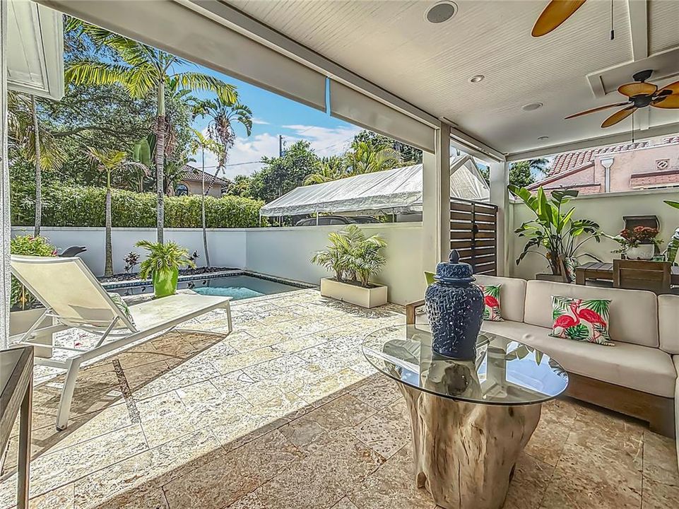 Под контрактом: $1,679,000 (3 спален, 3 ванн, 2550 Квадратных фут)